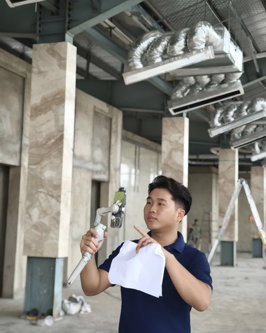 Nguyễn Văn Bạc quay video bằng gimbal tại công trình