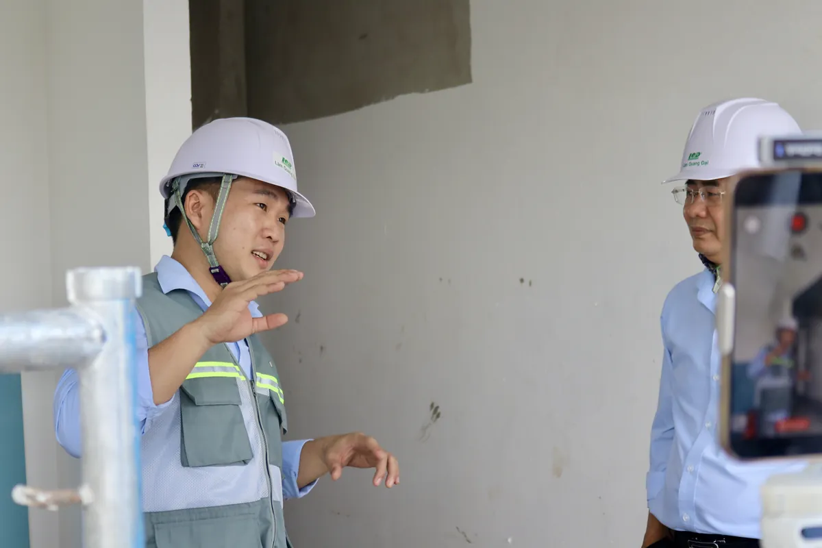 Nguyễn Văn Bạc khảo sát công trình cùng đối tác Lâm Quang Đại